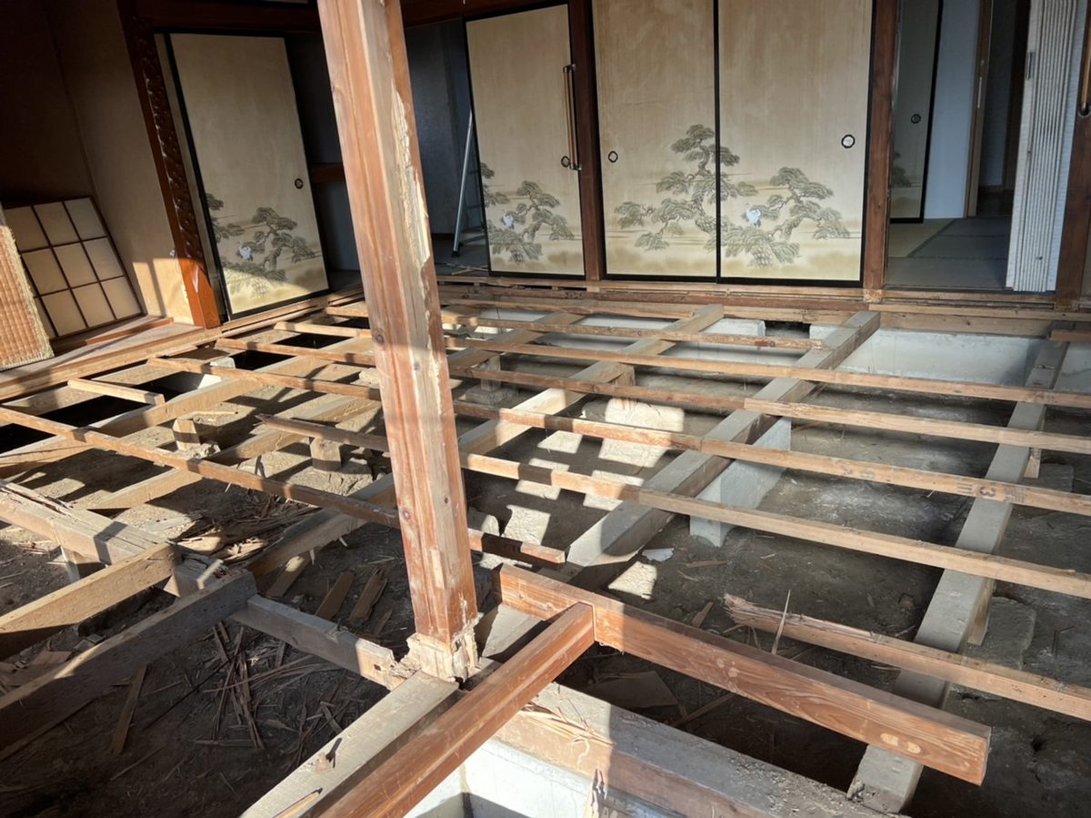 施工前：川越市 M様邸 内装リフォーム。床板が撤去され骨組みが露出した和室