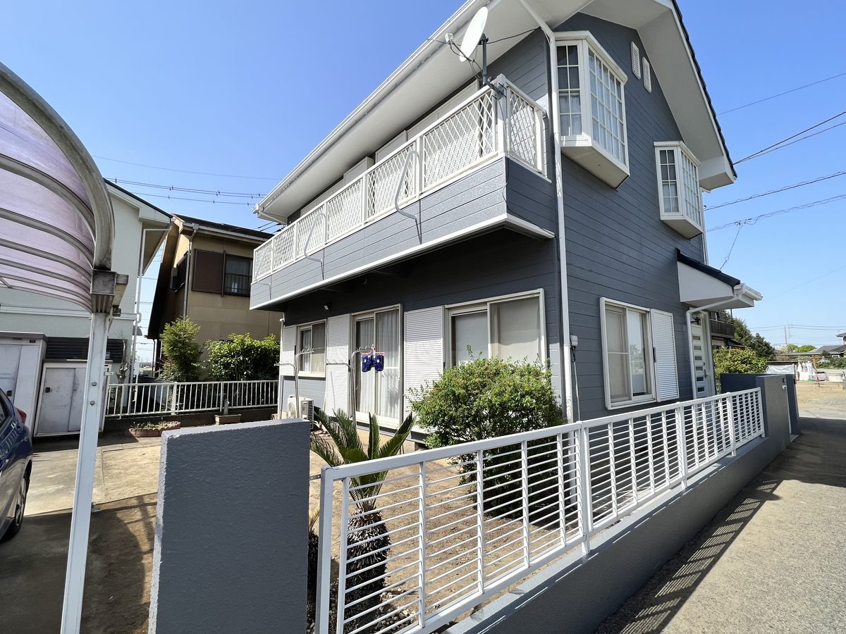 施工後：さいたま市 T様邸 外壁塗装。ネイビーブルーに塗り直した美しい外壁